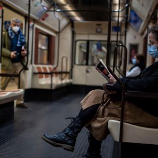 Aceptar el virus, la nueva estrategia de Europa para enfrentar el COVID