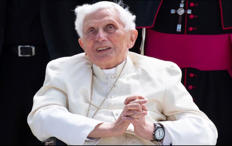 El Papa emérito Benedicto XVI, de 94 años y que vive recluido en el monasterio Mater Ecclesiae del Vaticano desde su renuncia en 2013, expresa 
