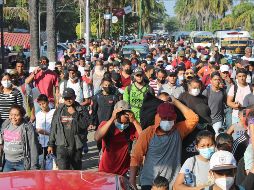 Miembros de la caravana migrante aseguran que los permisos otorgados por las autoridades son rechazados e incluso se los han roto en operativos que realizan en la ciudad para detenerlos. EFE / J. Blanco