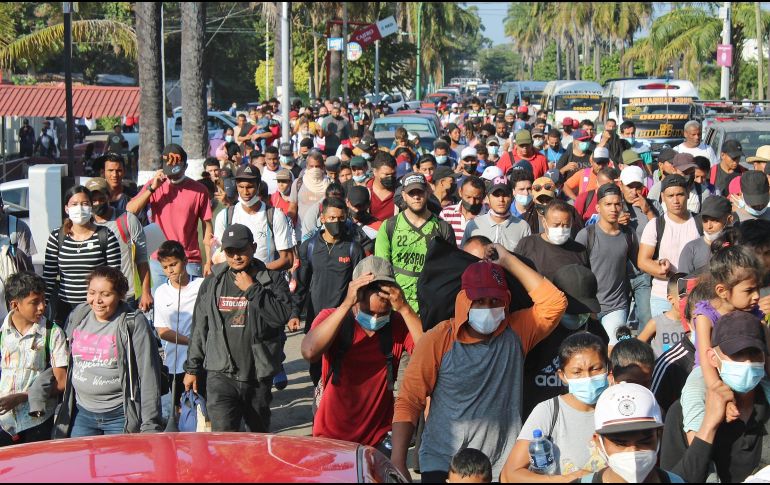 Miembros de la caravana migrante aseguran que los permisos otorgados por las autoridades son rechazados e incluso se los han roto en operativos que realizan en la ciudad para detenerlos. EFE / J. Blanco