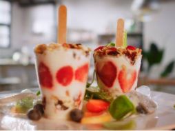 Aprende a preparar helado de yogur con granola y fresa de la mano de Receteados. ESPECIAL