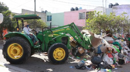 En el arranque del programa se recogieron 18 toneladas de basura que obstruían las banquetas y mitad de la vialidad en el Chirimoyo. ESPECIAL/Gobierno de Tlajomulco