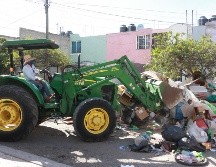 En el arranque del programa se recogieron 18 toneladas de basura que obstruían las banquetas y mitad de la vialidad en el Chirimoyo. ESPECIAL/Gobierno de Tlajomulco