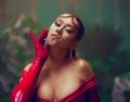 Aguilera acompañó el mensaje en redes sociales de una foto promocional en las que luce su cabello pelirrojo, bisutería en las uñas y un traje ajustado de encaje rojo. CORTESÍA /  SONY MUSIC