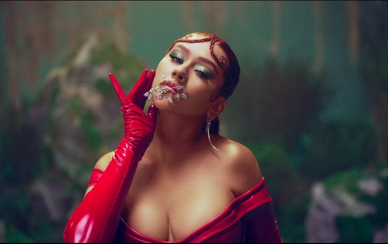 Aguilera acompañó el mensaje en redes sociales de una foto promocional en las que luce su cabello pelirrojo, bisutería en las uñas y un traje ajustado de encaje rojo. CORTESÍA /  SONY MUSIC