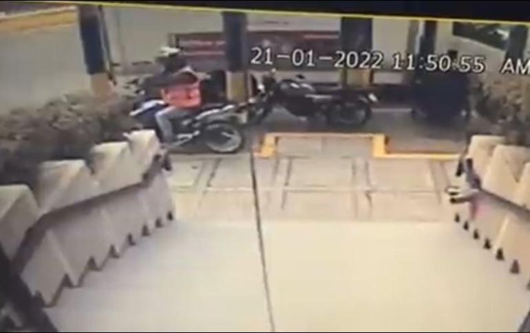 El agresor, quien se trasladaba en una motocicleta, saca una pistola y dispara en al menos ocho ocasiones de manera directa. ESPECIAL