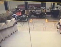 El agresor, quien se trasladaba en una motocicleta, saca una pistola y dispara en al menos ocho ocasiones de manera directa. ESPECIAL