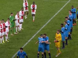 EMOTIVO. Jugadores de ambos equipos homenajearon a Devin. ESPECIAL