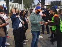 ÁGIL. Los asistentes no demoran más de un minuto en comprobar su identidad y cumplir con los requisitos establecidos. EL INFORMADOR/M. Navarro