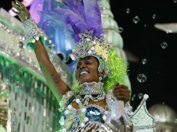 Los integrantes de una escuela de samba desfilan en el Sambódromo durante el carnaval 2020 en Río de Janeiro. EFE/ARCHIVO