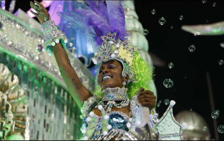 Los integrantes de una escuela de samba desfilan en el Sambódromo durante el carnaval 2020 en Río de Janeiro. EFE/ARCHIVO