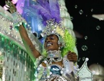 Los integrantes de una escuela de samba desfilan en el Sambódromo durante el carnaval 2020 en Río de Janeiro. EFE/ARCHIVO