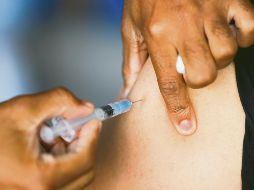 Autoridades de salud de Estados Unidos recomiendan la dosis de refuerzo para pacientes con esquema de una o dos vacunas. EFE/G. mador