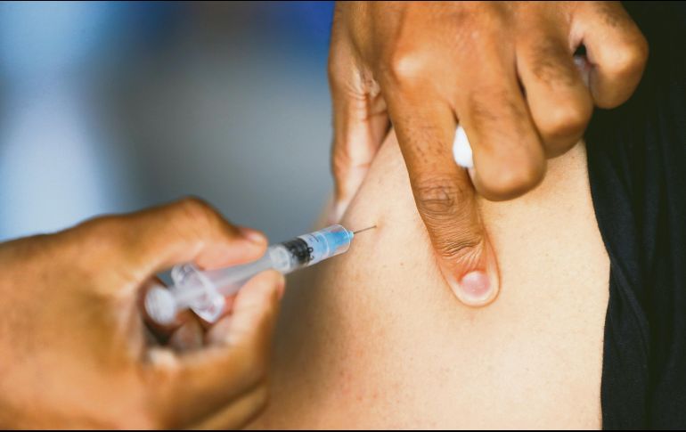 Autoridades de salud de Estados Unidos recomiendan la dosis de refuerzo para pacientes con esquema de una o dos vacunas. EFE/G. mador