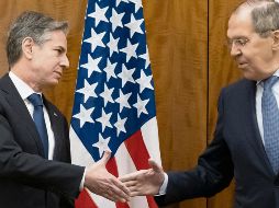 Antony Blinken y Serguéi Lavrov prometieron seguir con la mesa de discución para llegar a un acuerdo sin ataques militares. AP/A. Brandon