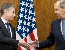 Antony Blinken y Serguéi Lavrov prometieron seguir con la mesa de discución para llegar a un acuerdo sin ataques militares. AP/A. Brandon