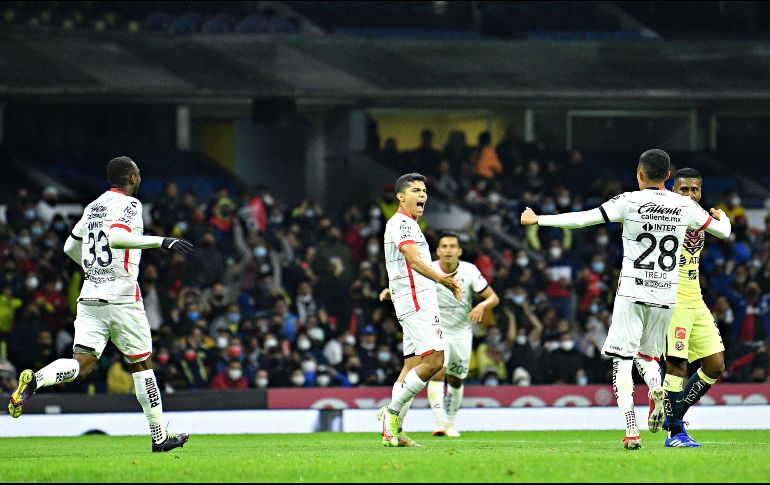 Diego Barbosa y Ozziel Herrera anotaron un par de golazos que le dieron el triunfo a los tapatíos (2-0). IMAGO7