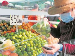Ciudadanos deben administrar con cuidado el gasto para que alcance para alimentar a la familia. AP/G. Riquelme