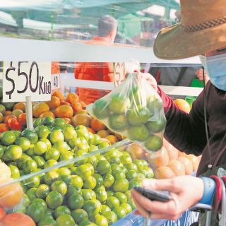 Familias combaten la pesada cuesta de enero