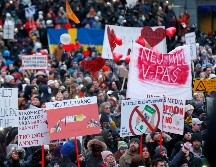 La gente se reúne para protestar contra las restricciones y requisitos por el  COVID-19 durante un mitin “por una Suecia libre sin pase de vacuna”, en Estocolmo. EFE/F. Persson