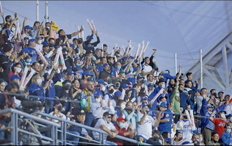 Ambiente en el estadio. Los aficionados festejan al máximo. Charros de Jalisco