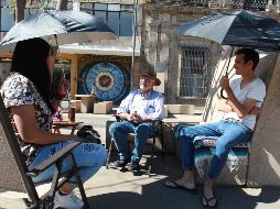 Jóvenes y adultos se acercan a platicar con Gaal, sobre cualquier tema que les venga bien. EL INFORMADOR/A. Camacho