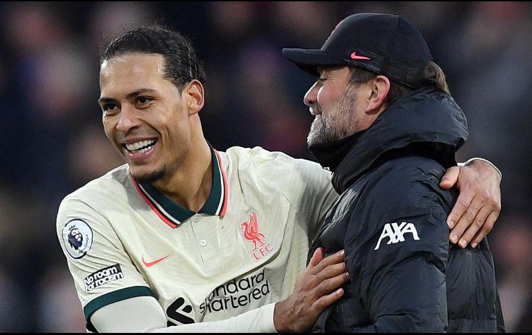Alegría. Virgil van Dijk (izq.) abrió el marcador para que los Reds se mantengan en la pelea por la Premier, donde están a nueve puntos del Manchester City. AFP/ D. Leal