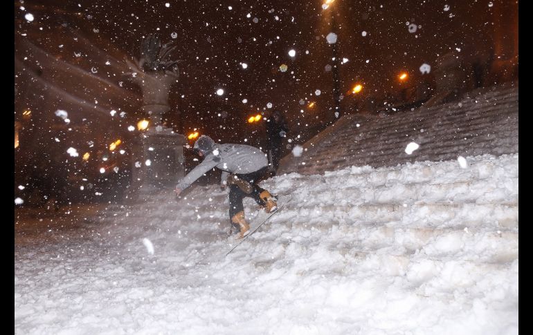 Informan que la nieve alcanzó alturas sin precedentes en algunas zonas. EFE/G. Vitsaras