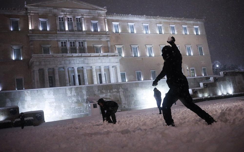 Informan que la nieve alcanzó alturas sin precedentes en algunas zonas. EFE/G. Vitsaras