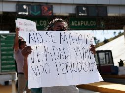 Periodistas de diferentes medios de comunicación protestan en la caseta de Palo Blanco hoy en Chilpancingo, Guerrero.