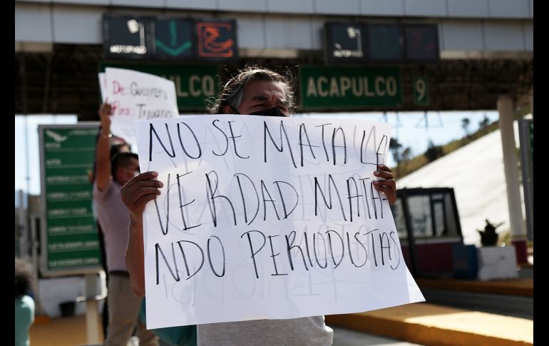 Periodistas de diferentes medios de comunicación protestan en la caseta de Palo Blanco hoy en Chilpancingo, Guerrero.