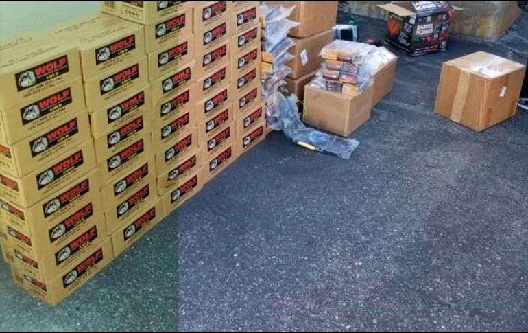 Imagen del Departamento de Justicia que muestra parte de las armas y municiones decomisados. AP/USDOJ