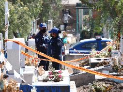 Policías resguardan el lugar donde se encuentra la tumba del bebé Tadeo, en el panteón San Nicolás Tolentino. SUN/V. Rosas