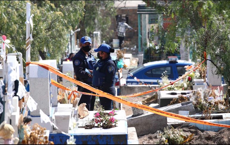 Policías resguardan el lugar donde se encuentra la tumba del bebé Tadeo, en el panteón San Nicolás Tolentino. SUN/V. Rosas