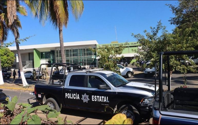 En una revisión posterior, autoridades confiscaron armas de fuego y blancas, así como teléfonos celulares. EFE/Archivo Digital Colima