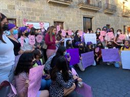 Afuera del edificio del Congreso estatal activistas y familiares de la menor, que denunció abusos del juzgador, se manifiestan en demanda de justicia. EL INFORMADOR/R. Rivas