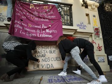 Mujeres hicieron pintadas en los muros y ventanas del edificio, batucada, danza y leyeron un comunicado en el que aseguraron que buscarán justicia. EFE / J. Méndez