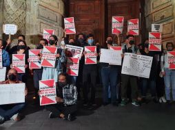Los participantes, quienes traían pancartas con diversas leyendas, se colocaron enfrente de Palacio de Gobierno. EL INFORMADOR/E. Gómez
