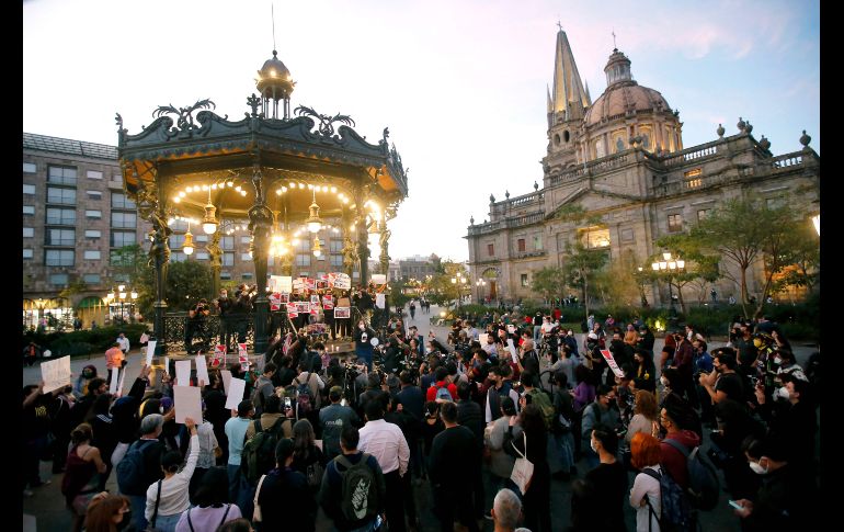 En la manifestación se colocaron veladoras en kiosko de la plaza, e hicieron pase de lista de los 148 periodistas asesinados de al año 2000 a la fecha en el país. AFP/ U. Ruiz