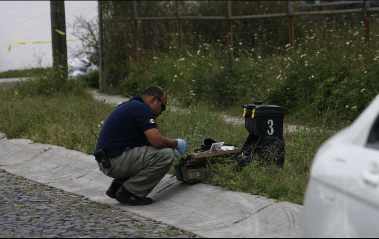 Forenses recogieron seis casquillos percutidos en la escena del crimen. EL INFORMADOR/Archivo