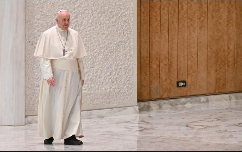 Papa. El papa Francisco preparándose para dar una audiencia general.  EFE