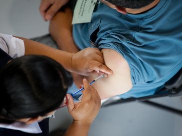 AMLO puso de ejemplo que en la Ciudad de México, de las 325 personas que estaban hospitalizadas por COVID, 254 no estaban vacunadas. XINHUA / ARCHIVO