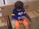 Niño de dos años gasta casi dos mil dólares en muebles sin que sus padres se den cuenta (VIDEO)