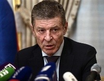 Dmitri Kozak en rueda de prensa tras reunirse durante ocho horas con consejeros diplomáticos de Ucrania, Francia y Alemania. AFP/P. Lopez
