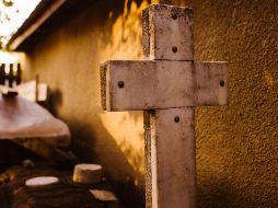 Señalan que el ataúd estaba en malas condiciones y la bandera de Estados Unidos estaba pegada con cinta de embalaje. ESPECIAL/Photo by Anton Darius on Unsplash