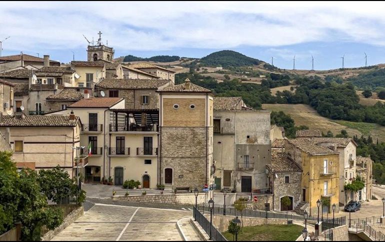 Pintoresco. Así lucen algunas calles del pueblo de  Roseto Valforte. EFE