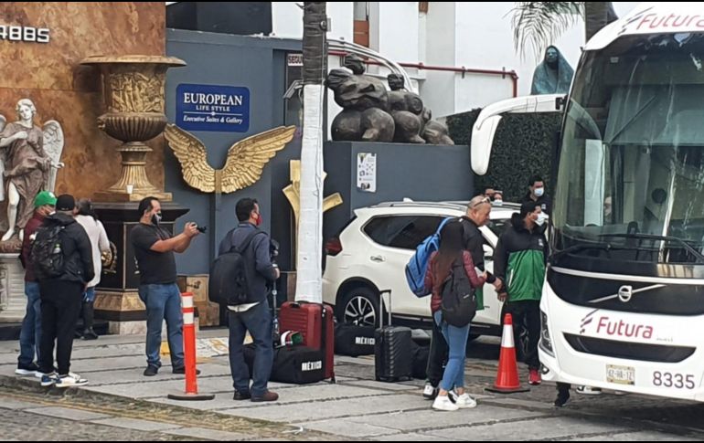 Este jueves por la mañana, la novena jalisciense abordó el autobús desde su hotel de concentración en Avenida Guadalupe a su cruce con Patria, rumbo al Aeropuerto Miguel Hidalgo. EL INFORMADOR / G. Gallo