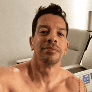 Yahir sale bien de cirugía por tumor benigno