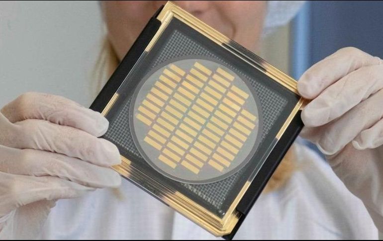 Este chip, de la firma alemana Q.ant, está diseñado para facilitar el procesamiento de datos ópticos para la tecnología cuántica. GETTY IMAGES