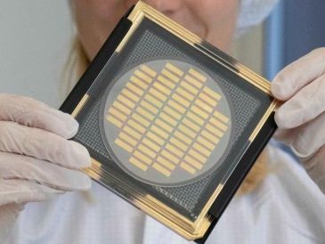 Este chip, de la firma alemana Q.ant, está diseñado para facilitar el procesamiento de datos ópticos para la tecnología cuántica. GETTY IMAGES